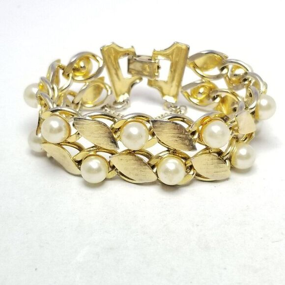 Vintage Gold Tone and Faux Pearl Panel Bracelet, Classic Design, Retro Estate - Picture 5 of 6